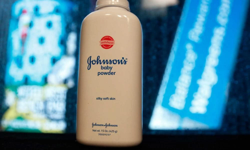 Johnson&Johnson: Τους τσάκισαν στις αγωγές και σταματούν τις πωλήσεις ταλκ σε ΗΠΑ και Καναδά